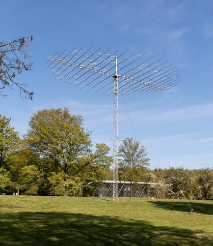 Münster, Skulptur -Antenne- -- 2016 -- 2363 — AI Art