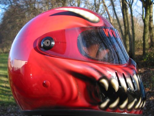 Motorradhelm mit Airbrusharbeit — Airbrush Art