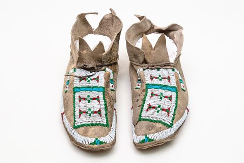 YELL 7235, moccasin - Flickr - YellowstoneNPS — Beadwork