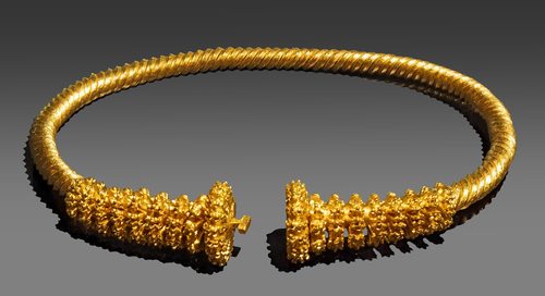 (Toulouse) Torque pénannulaire à manchons, tampons et fermoir - Musée Saint-Raymond, 25046 — jewelry-art