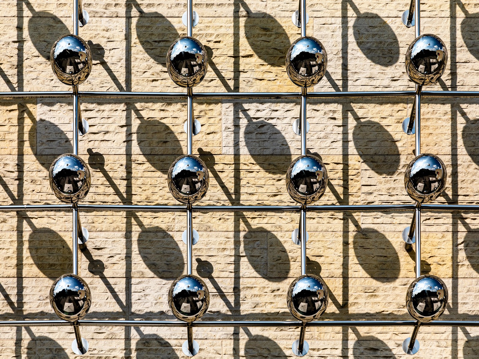 Münster, LWL-Museum für Kunst und Kultur, Lichtkunstwerk "Silberne Frequenz" -- 2022 -- 4266 — Light Art