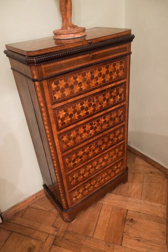 Antique cabinet with advanced marquetry (26438714745) — Marquetry