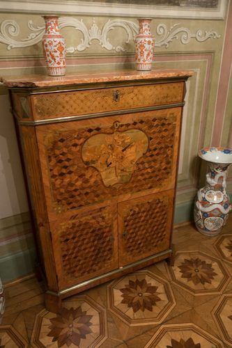 Antique cabinet with elaborate marquetry (25911673932) — Marquetry