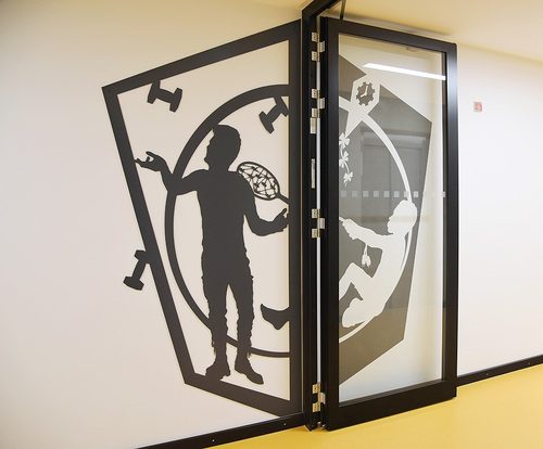 Wolf v. Waldow Hilfestellung VI. Schulsporthallen Kniprodestraße 27, Berlin-Pankow, 2016 — Papercutting