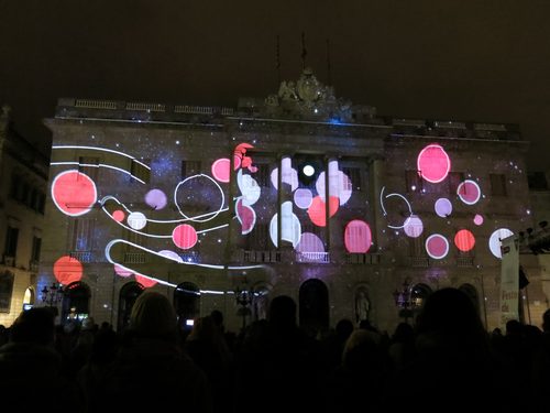 070 Llum BCN, projecció a la façana de l'Ajuntament, pl. Sant Jaume — Projection Mapping