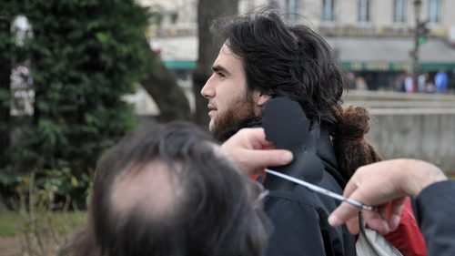 Artist cutting and making a portrait, Paris March 2009 — Silhouette Art