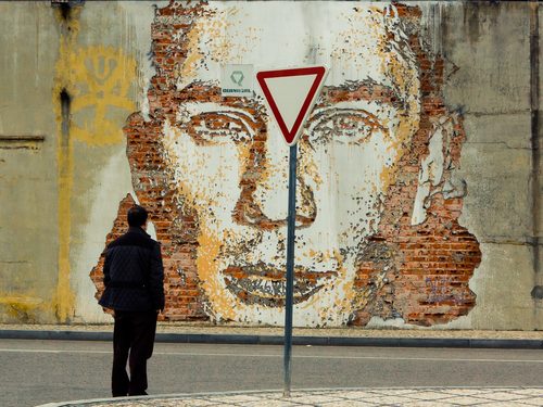 Mural num muro de tijolo em Aveiro (8482304417) — Spray Paint Art