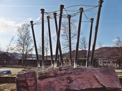 Pedro Meier Skulptur »Nagelskulptur«, Futuristische Architektur, (Eisenstifte, Draht, Holz, Objets trouvés) 2009, Skulpturenpark Kunsthalle Olten Offspace, Schweiz. Foto © Pedro Meier Multimedia Artist — Wire Art